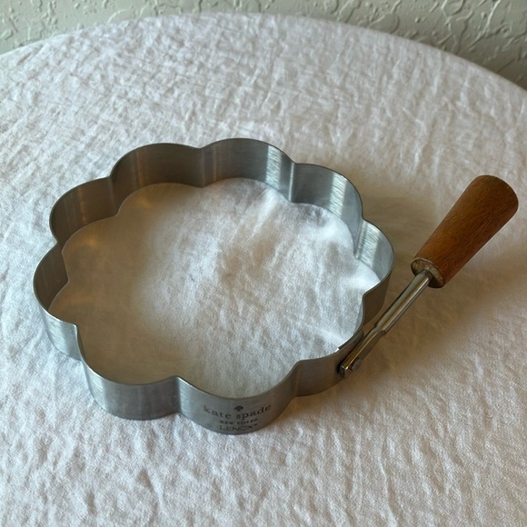 Kate Spade: Heart & Flower Cookie Cutters/Egg mold- set of 2 - Picture 10 of 16